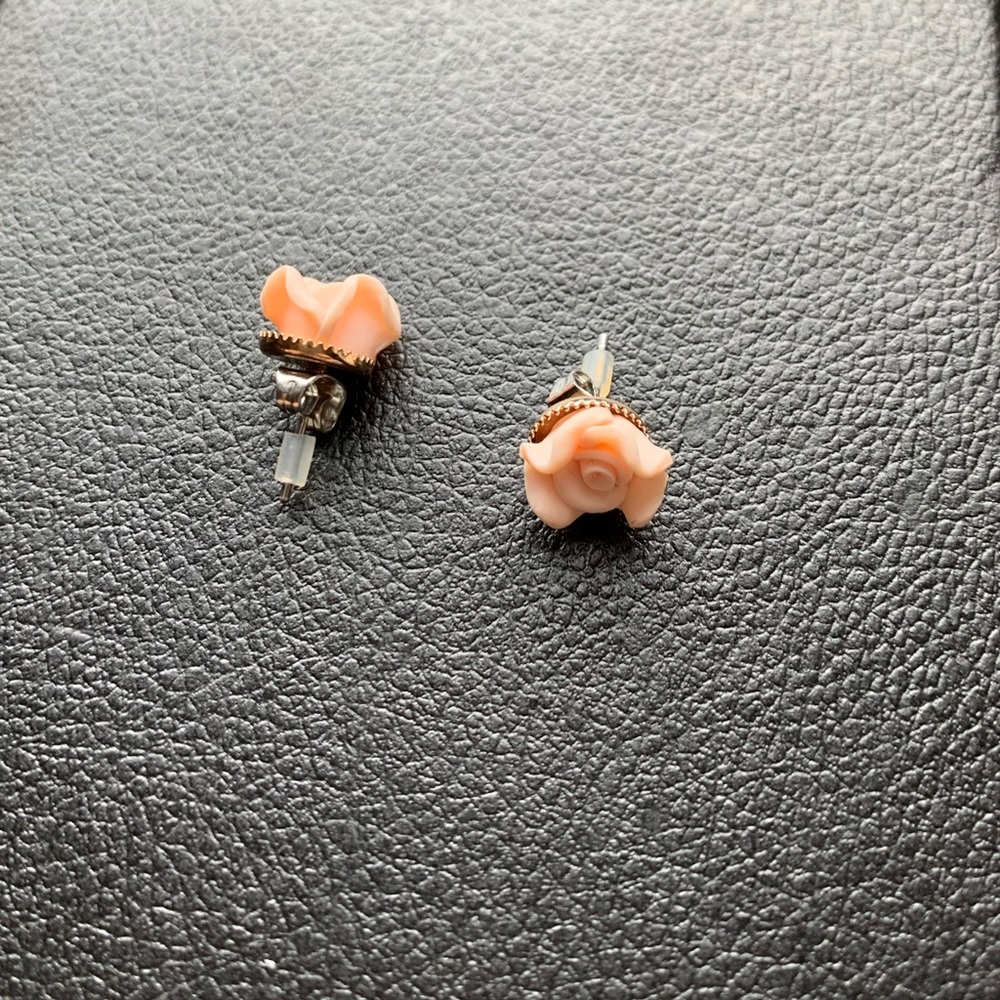 light pink rose stud earrings in silver. - Picture 3 of 4